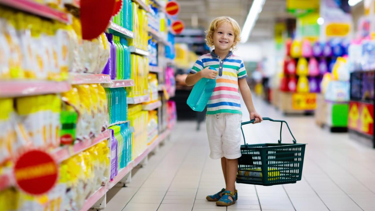 スーパーで果物やジュースを買う子供。子供の食料品ショッピング 地元のお店で新鮮な野菜を選ぶカートを持った小さな男の子。