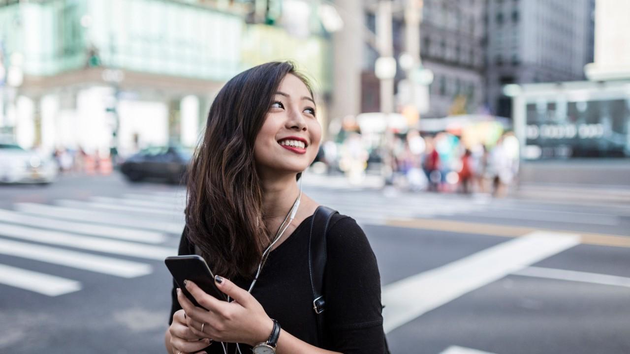 マンハッタンの通りを通勤するファッショナブルな若いアジア人女性（旅行、旅行、通勤、観光、散歩、都市98858威尼斯70570）